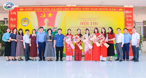 Lãnh đạo các trường và các thầy cô tham gia Hội thi giáo viên giỏi Thành phố