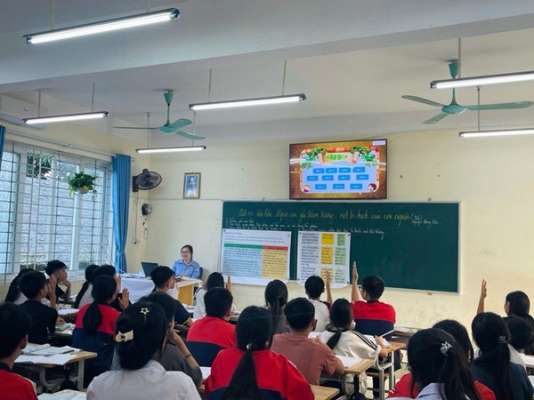 Cô giáo Lê Thị Vân Anh cùng các em học sinh trong tiết thao giảng