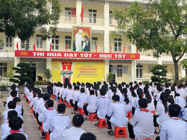 TIẾT SINH HOẠT ĐẦU TUẦN ĐẦU TIÊN TẠI TRƯỜNG THCS NGUYỄN ĐỨC LƯỢNG