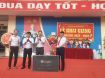 Đại diện Hội CMHS tặng hoa và quà chúc mừng năm học mới