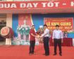 Đại diện Phòng khám đa khoa khu vực Dân Hòa tặng hoa chúc mừng