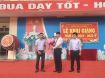 Đại diện Qũy tín dụng xã Dân Hòa tặng hoa chúc mừng