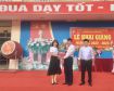 Đại diện Trạm y tế xã Dân Hòa tặng hoa chúc mừng