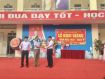 Hội khuyến học xã Dân Hòa tặng hoa chúc mừng
