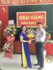 Thầy Nguyễn Khắc Thành- Hiệu trưởng nhà trường và cô Nguyễn Thị Tặng- giáo viên dạy Lí của trường