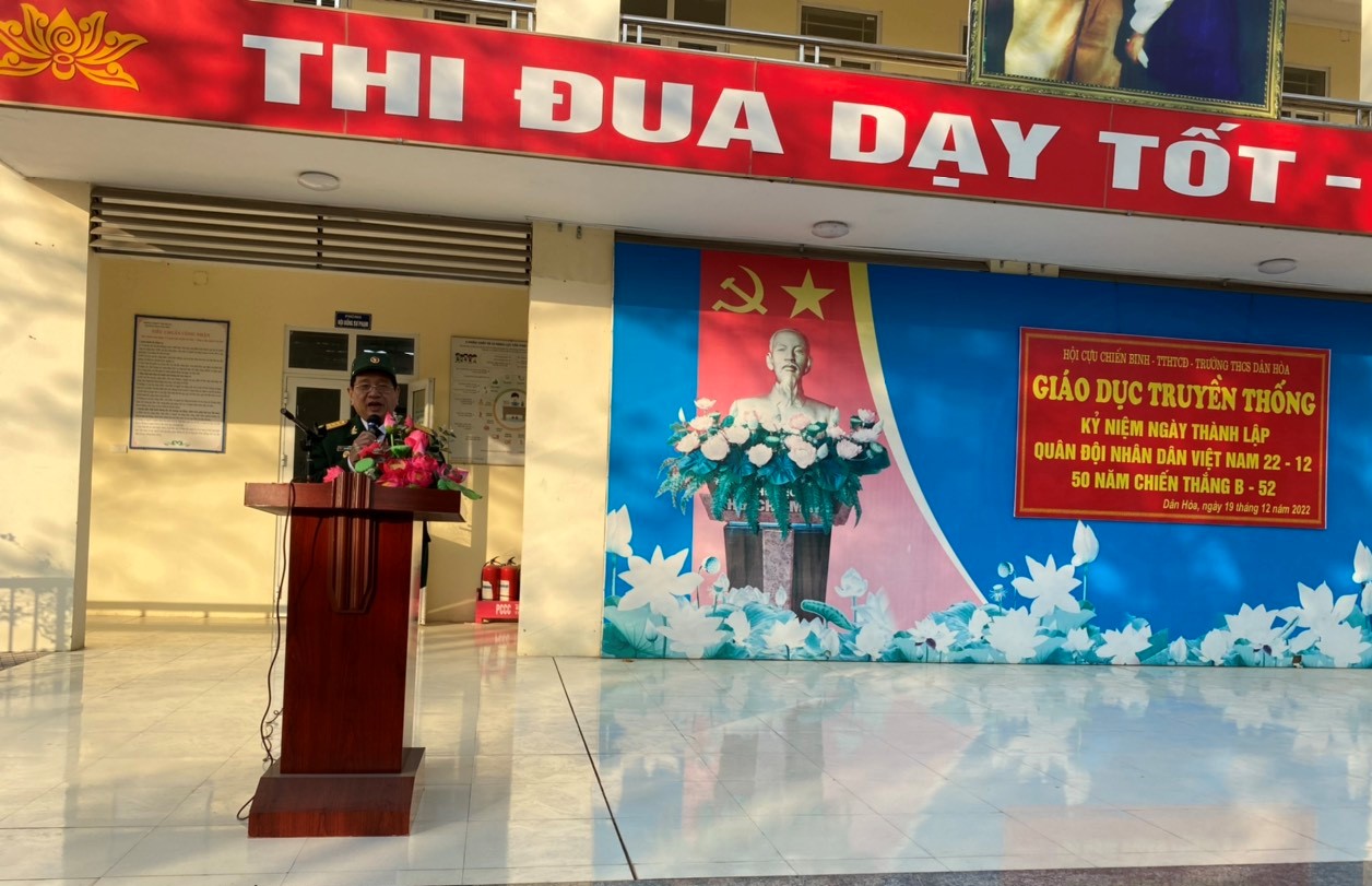 Đại tá Nguyễn Xuân Du giáo dục truyền thống 78 năm Ngày thành lập  Quân đội nhân dân Việt Nam và 50 năm Chiến thắng B.52