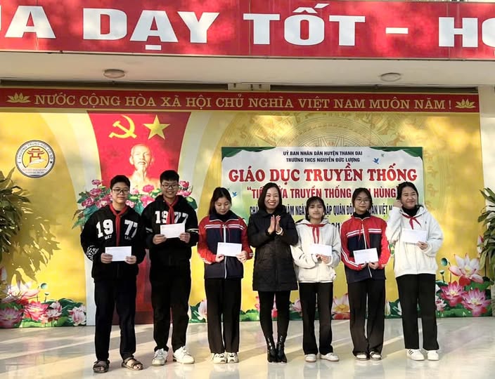 Gặp mặt tuyên dương và tặng quà khích lệ 6 em học sinh ưu tú của khối 9
