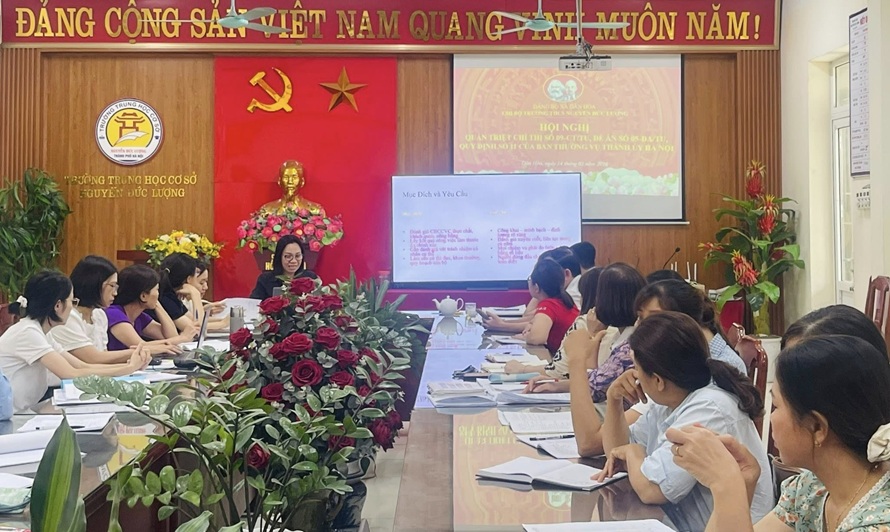 Đồng chí Lê Thị Kim Dung- Bí thư Chi bộ, Hiệu trưởng trường THCS Nguyễn Đức Lượng tại hội nghị